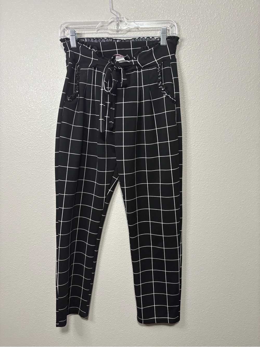 Mia Rose Black White Grid Print Belted Ruffle Waist Cropped Pants Medium
